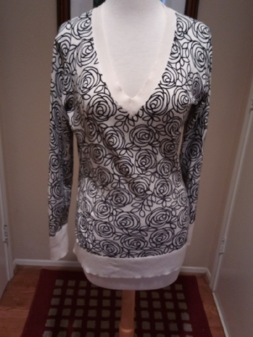 Gap White V-Neck Sweater with Black Rose Pattern